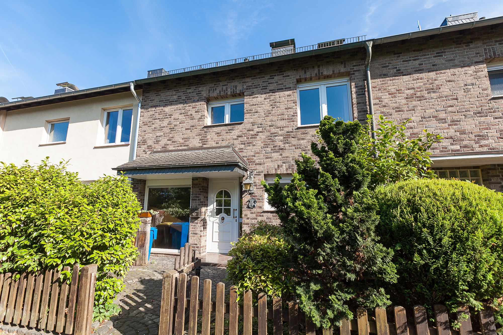 Krefeld – Benrad Süd! Schickes Einfamilien-Reihenmittelhaus mit Sonnenbalkon und Tiefgaragen – Stellplatz! Sofort frei!