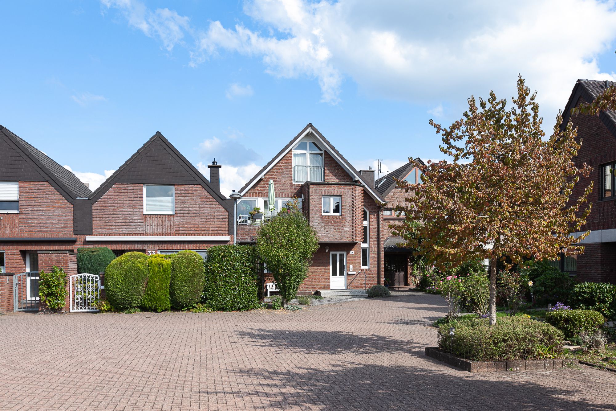 Tönisvorst – St.Tönis! Nur 3 Wohneinheiten! Sofort frei! Schicke Maisonette-Eigentumswohnung im 1. OG mit Loggia + Duplex-Garage nahe Ortskern