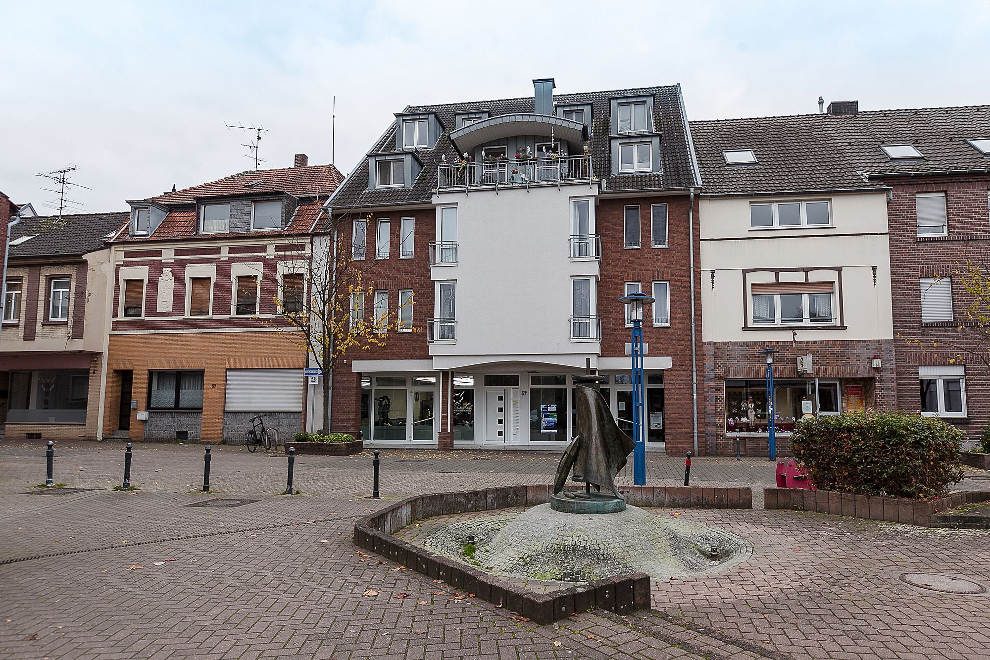 Willich – Anrath! Ansprechendes Ladenlokal innerhalb der Fußgängerzone mit Tiefgaragen-Stellplatz + 2 PKW-Stellplätzen