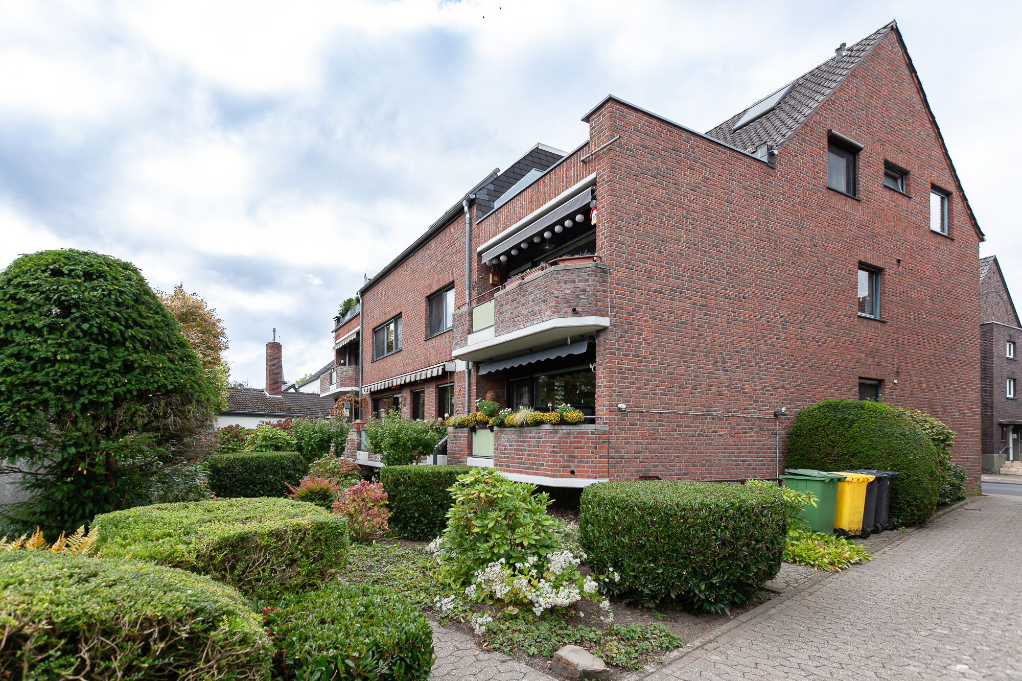 Tönisvorst – St. Tönis! Sofort frei! Neu renoviert! Attraktive und gepflegte Eigentumswohnung im 1. OG mit überdachtem Balkon und Garage