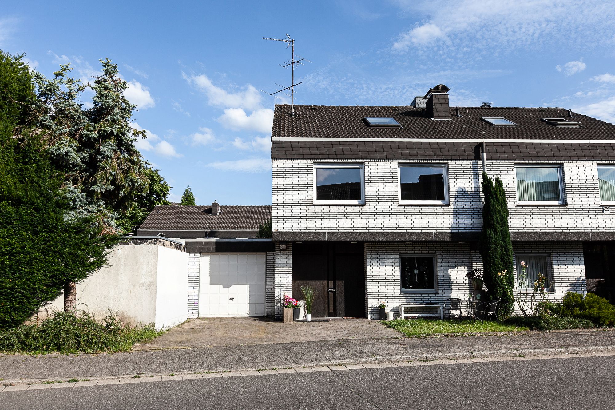 Tönisvorst – St.Tönis! Modernisierte, attraktive und solide Doppelhaushälfte mit schönem Garten, guter Ausstattung und Wohnlage!